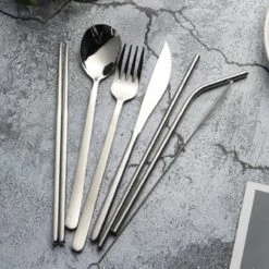 House Of Husk Reisbestek - Reis Bestekset - Chopsticks - Metalen Rietjes Met Borstel - Lepel - Vaatwasserbestendig - RVS - 7 Delig - Zilver -Kampeer Verkoop 1200x1200 489