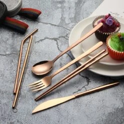 House Of Husk Reisbestek - Reis Bestekset - Chopsticks - Metalen Rietjes Met Borstel - Lepel - Vaatwasserbestendig - RVS - 7 Delig - Rose Goud -Kampeer Verkoop 1200x1200 564