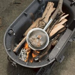 Kikkerland Huckleberry Popcorn Maker - Maak Je Eigen Popcorn - Popcornpan - Kampvuur - Buitenspeelgoed - Buitenspelen - Kamperen -Kampeer Verkoop 1200x1200 570