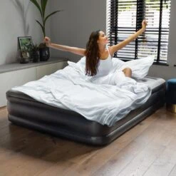 BluMill Luchtbed - 2-persoons - Ingebouwde Pomp - 203x152x36 Cm - Duurzame Keuze -Kampeer Verkoop 1200x1200 977